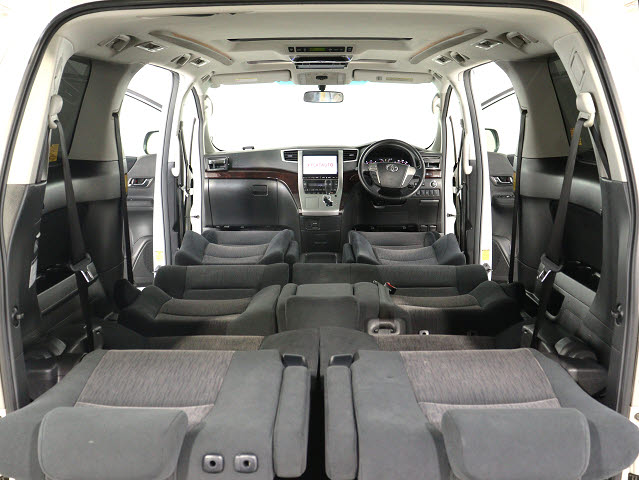 フルフラットでご利用可能です!
車中泊も可能な広々とした車内です｡
大人数のお出かけにもピッタリなお車です!