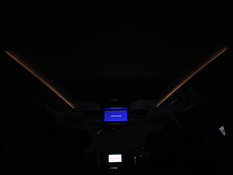夜間に室内を照らすルームライトです♪