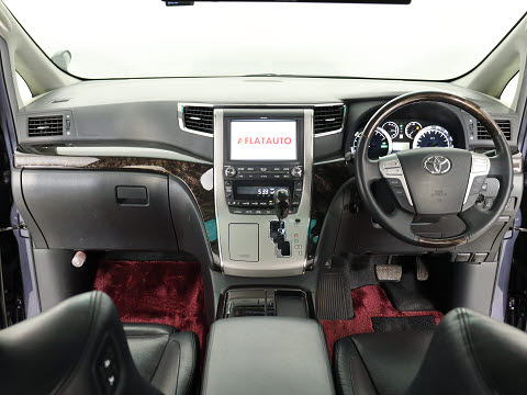 【運転席助手席も広々☆】
広々使えるのは後席だけではございません｡
国内最高峰ミニバンの特権ですね!