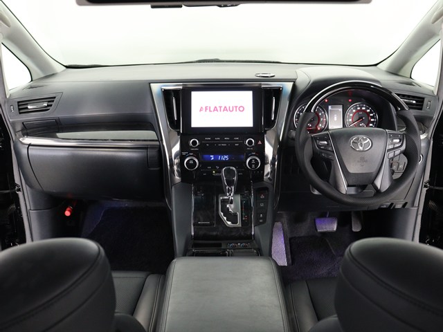 【運転席助手席も広々☆】
広々使えるのは後席だけではございません｡
国内最高峰ミニバンの特権ですね!
