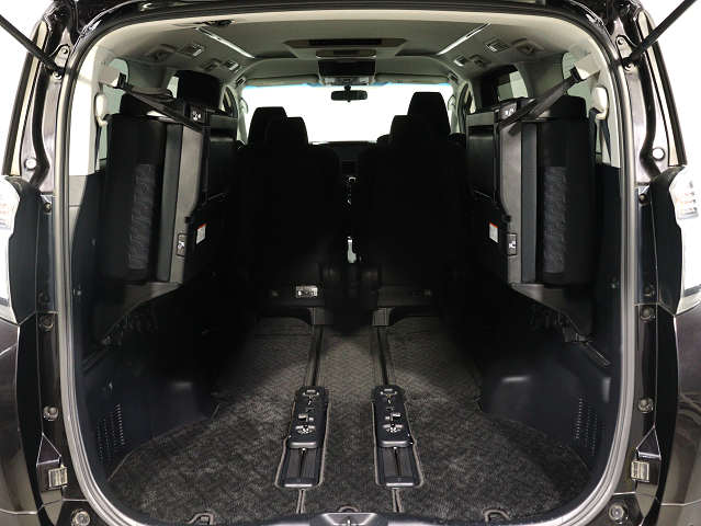 【広々トランクルーム】
スーツケース､ゴルフバッグも楽々収納可能
大人数での旅行にもピッタリの収容量です