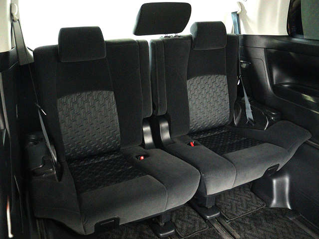 【サードシートまで広々空間】
シートアレンジにて快適空間を演出します!
豊富なアレンジパターンがございます!