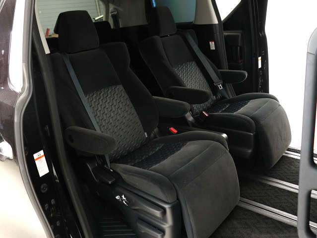 【オットマン完備】
足を伸ばして座れるオットマン完備!
後席の快適空間でドライブをすることが可能