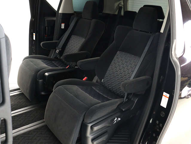 【オットマン完備】
足を伸ばして座れるオットマン完備!
後席の快適空間でドライブをすることが可能