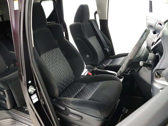 内装の状態も非常にクリーンな状態です｡
ご納車前には専門スタッフが
隅々までクリーニングを行います!