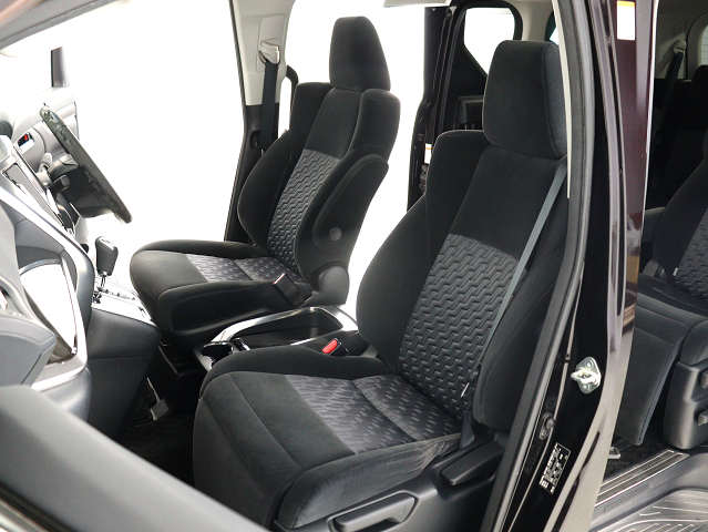 内装の状態も非常にクリーンな状態です｡
ご納車前には専門スタッフが
隅々までクリーニングを行います!