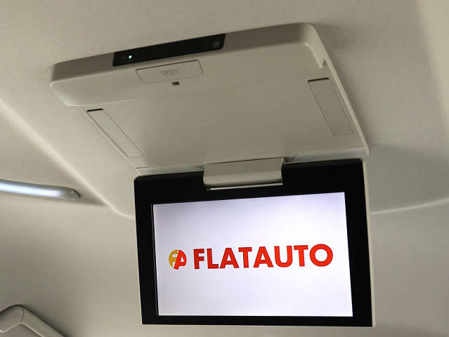 【後席モニター】
ミニバンの必須装備とも言える装備です!
後席の方も飽きることなくドライブが可能!