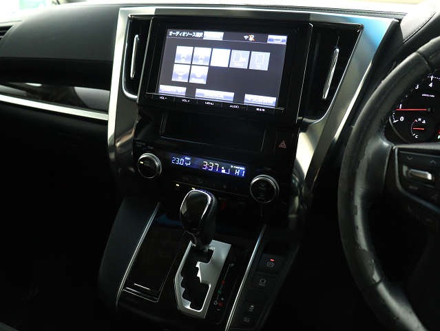 【トヨタ純正ナビ装備】
純正品ならではの操作性とフィット感!
Bluetooth接続可能です!