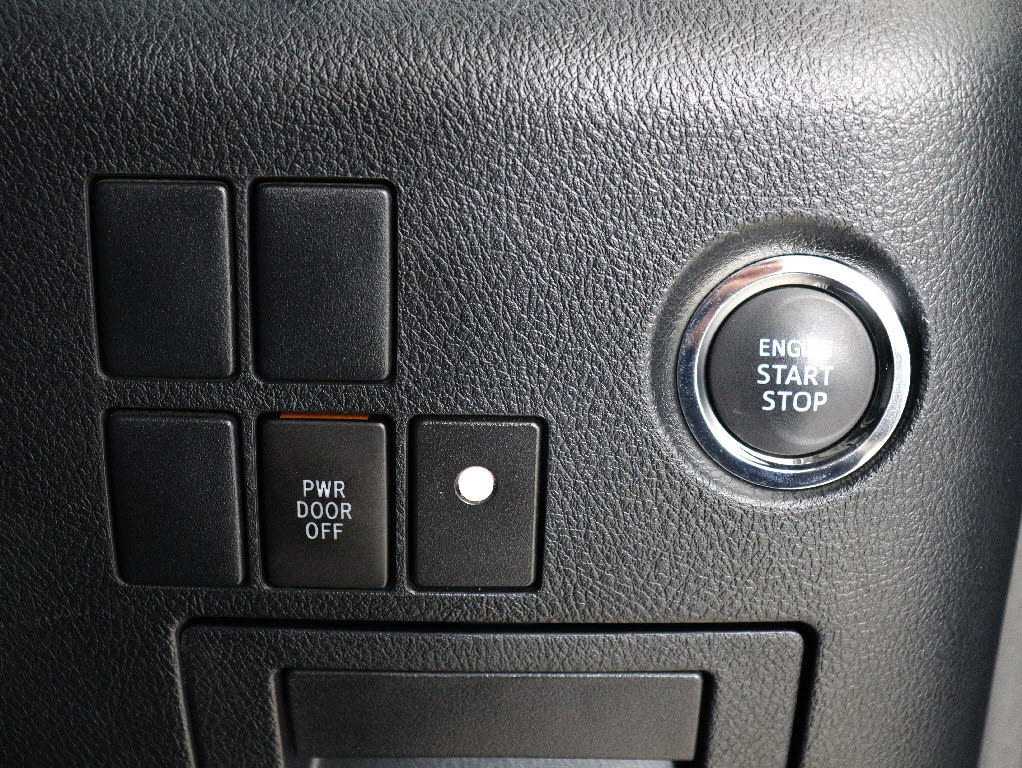 【プッシュスタート】
エンジン始動時はプッシュスタートを採用!
カバンから鍵を取り出す手間も不要です｡