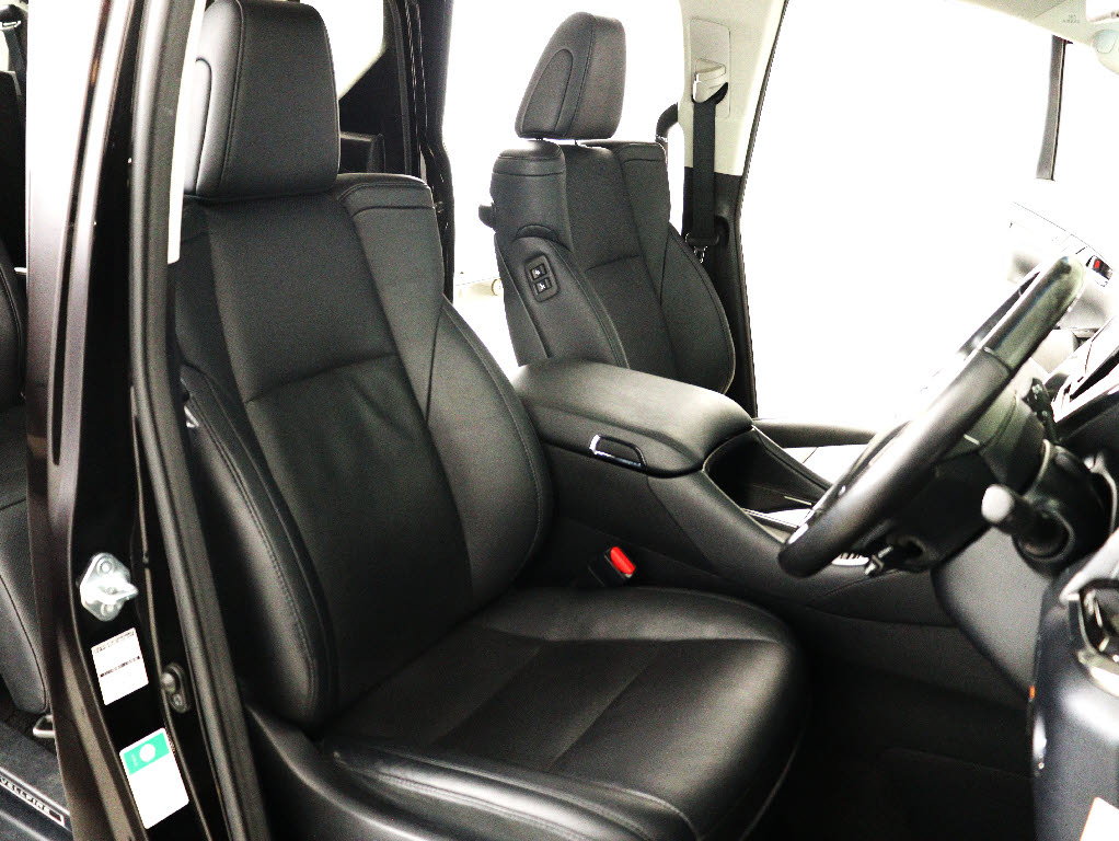 内装の状態も非常にクリーンな状態です｡
ご納車前には専門スタッフが
隅々までクリーニングを行います!