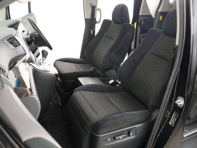 内装の状態も非常にクリーンな状態です｡
ご納車前には専門スタッフが
隅々までクリーニングを行います!