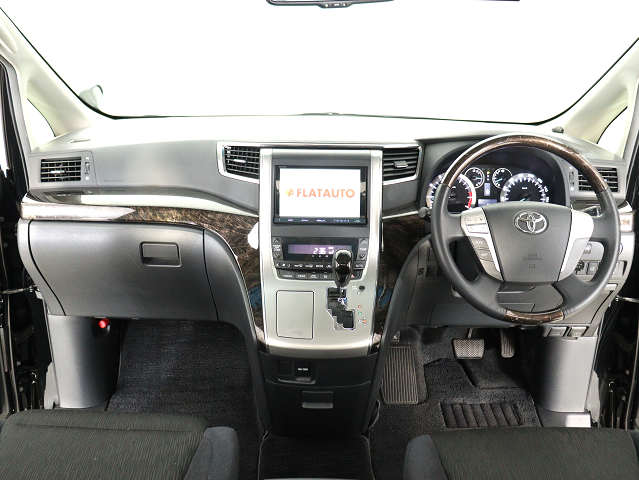 【運転席助手席も広々☆】
広々使えるのは後席だけではございません｡
国内最高峰ミニバンの特権ですね!
