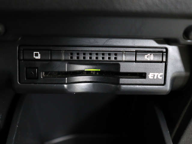 【ビルトインＥＴＣ】
後付けとは異なる一体感が魅力です｡
高速道路でストレスなく走行できます｡