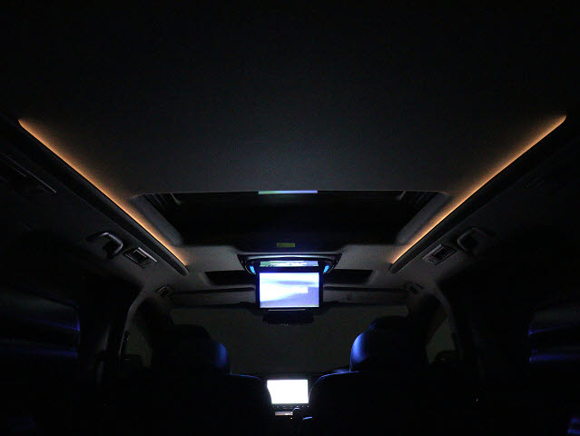 夜間に室内を照らしてくれるルームライトで
す♪♪