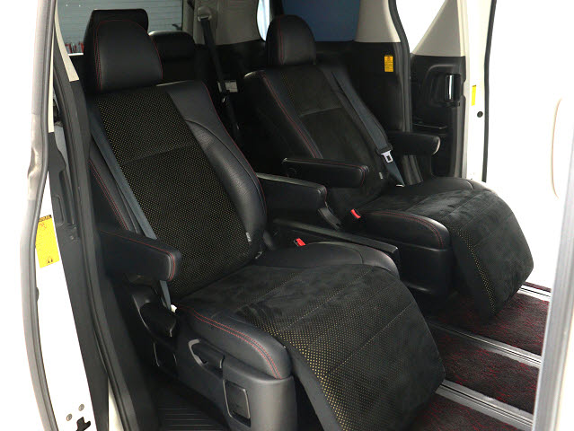 【高級感満載のハーフレザーシート】
カンターラの座面もおしゃれです♪
非常に人気なスポーティシートとなります!