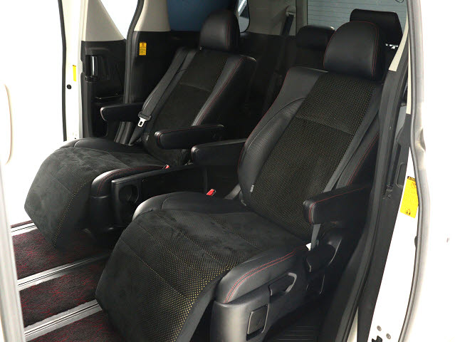 【高級感満載のハーフレザーシート】
カンターラの座面もおしゃれです♪
非常に人気なスポーティシートとなります!