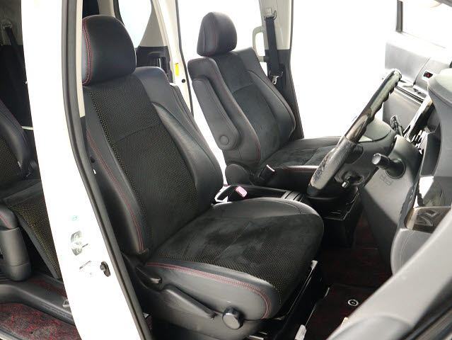 内装の状態も非常にクリーンな状態です｡
ご納車前には専門スタッフが
隅々までクリーニングを行います!