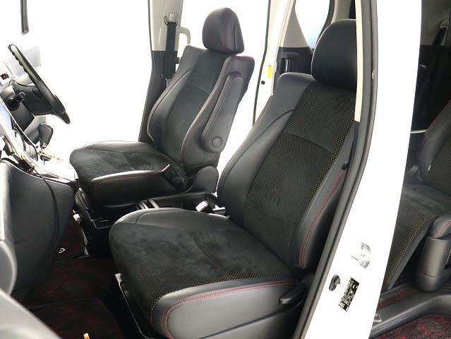 内装の状態も非常にクリーンな状態です｡
ご納車前には専門スタッフが
隅々までクリーニングを行います!