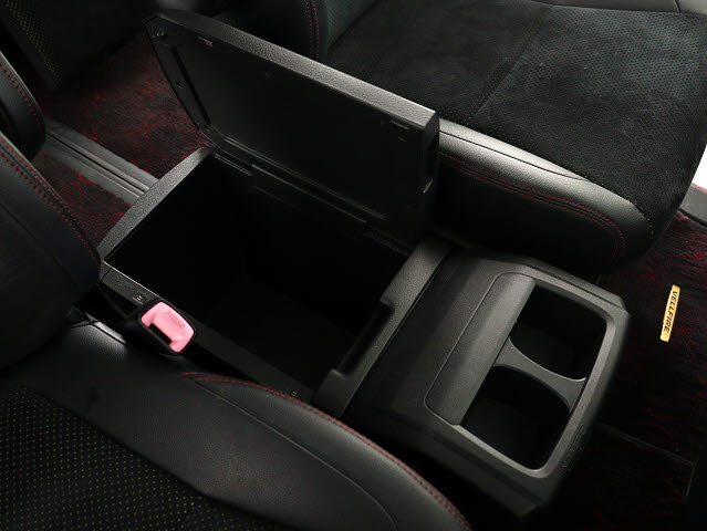 【コンソールボックス】
大容量の収納力が魅力的なコンソールです!
ドリンクホルダーも使いやすい配置です!