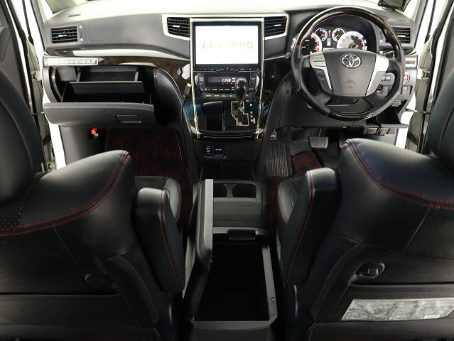 【運転席助手席も広々☆】
広々使えるのは後席だけではございません｡
国内最高峰ミニバンの特権ですね!