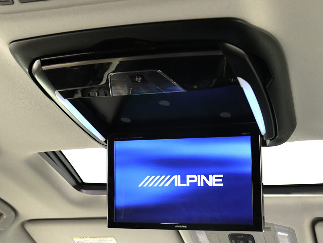 【後席モニター】
ミニバンの必須装備とも言える装備です!
後席の方も飽きることなくドライブが可能!