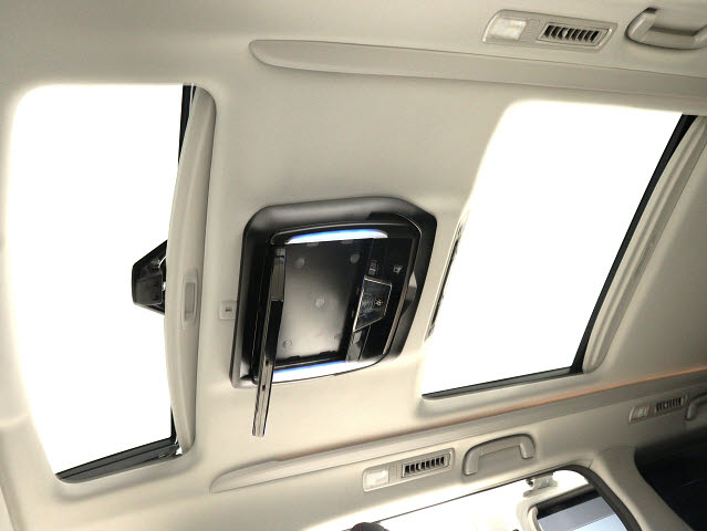 【大人気☆ツインサンルーフ】
見た目もカッコよく、車内の解放感も演出!
必須条件にされるほどの大人気装備です!