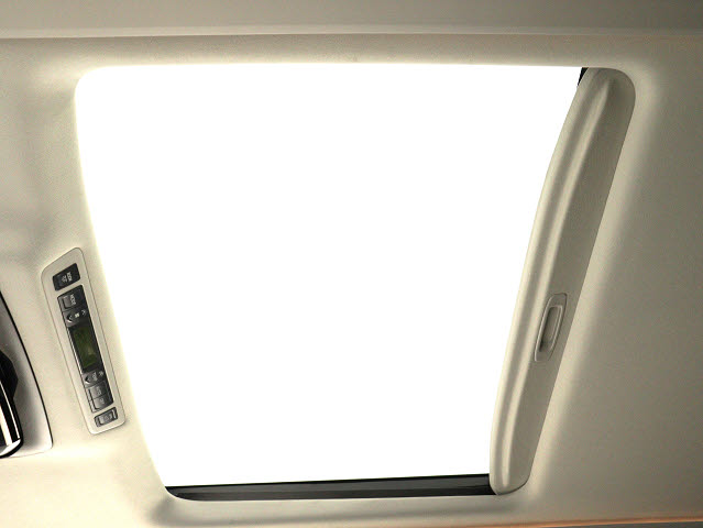 【大人気☆ツインサンルーフ】
見た目もカッコよく、車内の解放感も演出!
必須条件にされるほどの大人気装備です!