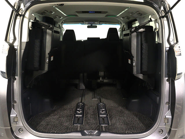 【広々トランクルーム】
スーツケース､ゴルフバッグも楽々収納可能
大人数での旅行にもピッタリの収容量です