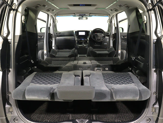 フルフラットでご利用可能です!
車中泊も可能な広々とした車内です｡
大人数のお出かけにもピッタリなお車です!