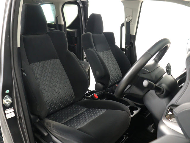 内装の状態も非常にクリーンな状態です｡
ご納車前には専門スタッフが
隅々までクリーニングを行います!