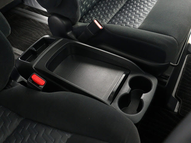 【スライド式コンソールボックス】
大容量の収納力が魅力的なコンソールです!
ドリンクホルダーも使いやすい配置です!