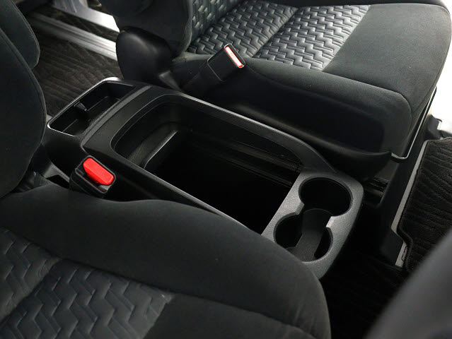 【スライド式コンソールボックス】
大容量の収納力が魅力的なコンソールです!
ドリンクホルダーも使いやすい配置です!