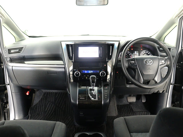 【運転席助手席も広々☆】
広々使えるのは後席だけではございません｡
国内最高峰ミニバンの特権ですね!