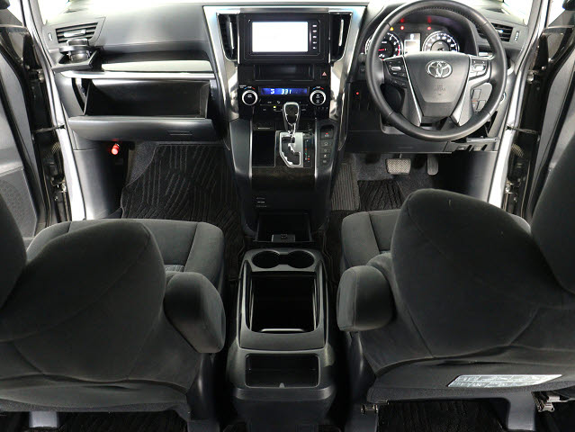 【運転席助手席も広々☆】
広々使えるのは後席だけではございません｡
国内最高峰ミニバンの特権ですね!