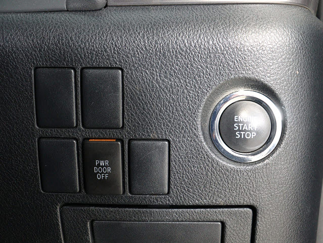 【プッシュスタート】
エンジン始動時はプッシュスタートを採用!
カバンから鍵を取り出す手間も不要です｡