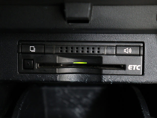 【ビルトインＥＴＣ】
後付けとは異なる一体感が魅力です｡
高速道路でストレスなく走行できます｡