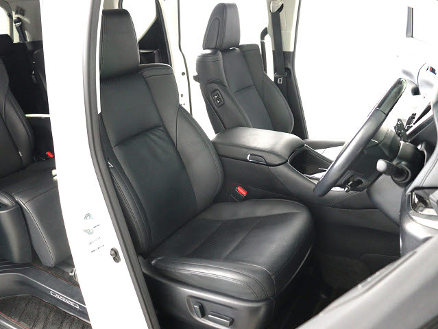 【メモリ機能付きパワーシート】
運転者専用セッティング可能な運転席です!
３名までのポジションを即呼び出します★