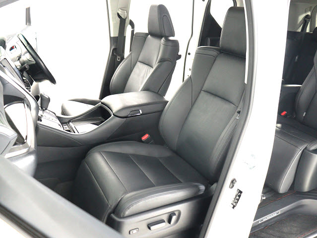【前席シートヒーター付き】
冬に嬉しいシートヒーター付きのお車です!
エアコンよりも早く暖かくなり､快適です♪