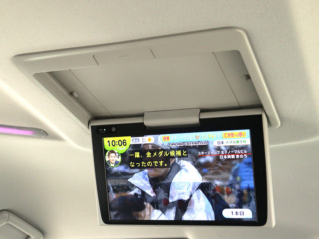 【後席モニター】
ミニバンの必須装備とも言える装備です!
後席の方も飽きることなくドライブが可能!