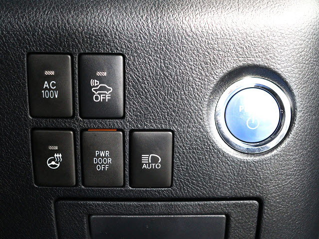 【プッシュスタート】
エンジン始動時はプッシュスタートを採用!
カバンから鍵を取り出す手間も不要です｡