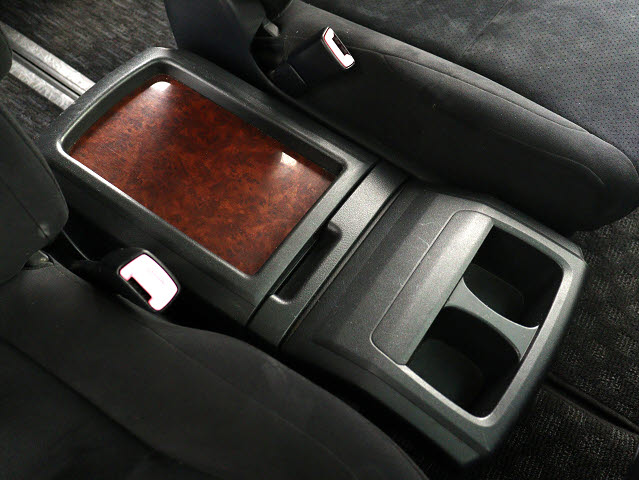 【コンソールボックス】
大容量の収納力が魅力的なコンソールです!
ドリンクホルダーも使いやすい配置です!