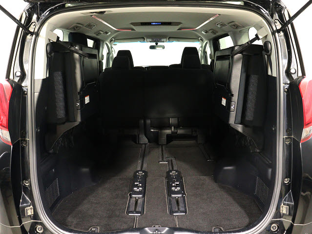 【広々トランクルーム】
スーツケース､ゴルフバッグも楽々収納可能
大人数での旅行にもピッタリの収容量です