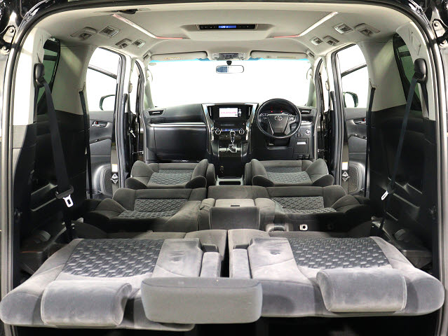 フルフラットでご利用可能です!
車中泊も可能な広々とした車内です｡
大人数のお出かけにもピッタリなお車です!