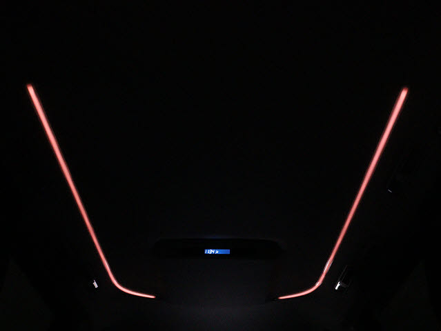 夜間に室内を照らしてくれるルームライトで
す♪♪