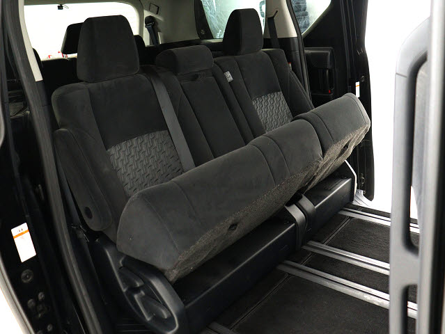 内装の状態も非常にクリーンな状態です｡
ご納車前には専門スタッフが
隅々までクリーニングを行います!