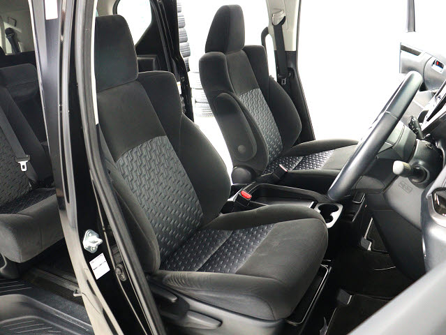 内装の状態も非常にクリーンな状態です｡
ご納車前には専門スタッフが
隅々までクリーニングを行います!