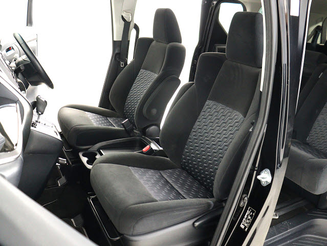 内装の状態も非常にクリーンな状態です｡
ご納車前には専門スタッフが
隅々までクリーニングを行います!