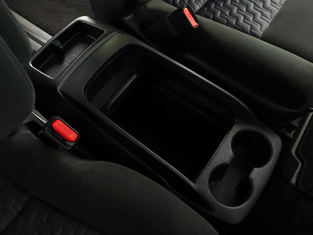 【スライド式コンソールボックス】
大容量の収納力が魅力的なコンソールです!
ドリンクホルダーも使いやすい配置です!