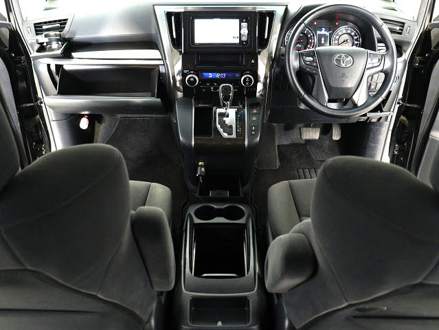 【運転席助手席も広々☆】
広々使えるのは後席だけではございません｡
国内最高峰ミニバンの特権ですね!