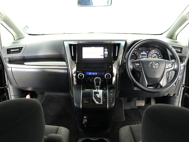 【運転席助手席も広々☆】
広々使えるのは後席だけではございません｡
国内最高峰ミニバンの特権ですね!